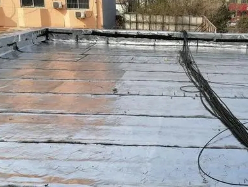 佛山卫生间漏水维修公司分享下佛山屋面楼顶防水刚性防水层施工要点。